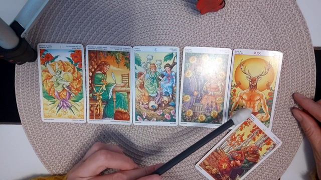 Прогноз ТАРО:"Как будет развиваться история с модной болезнью и уколами в Европе и России с осени?"