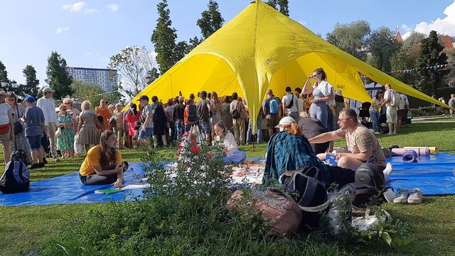 День Индии в москве в технопарке Остров Мечты. Сижу на траве и слушаю бой барабанов.