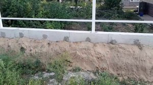 Завалился фундамент забора на соседа? Кривые глаза при покупке участка.