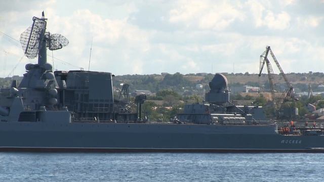 Крейсер Москва на рейде Севастополя смотреть онлайн