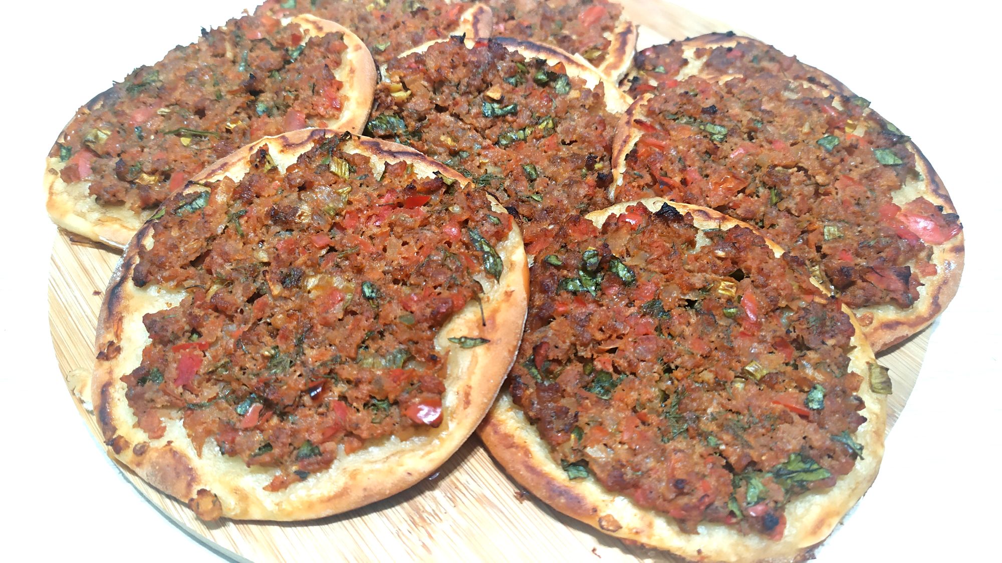 турецкая пицца с фаршем и помидорами в духовке фото 27