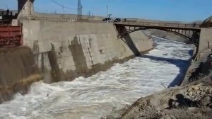 Сброс воды с дамбы в Жезказгане 2015. Верхние шлюзы.