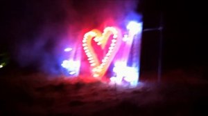 Надпись и сердце из контурных фонтанов