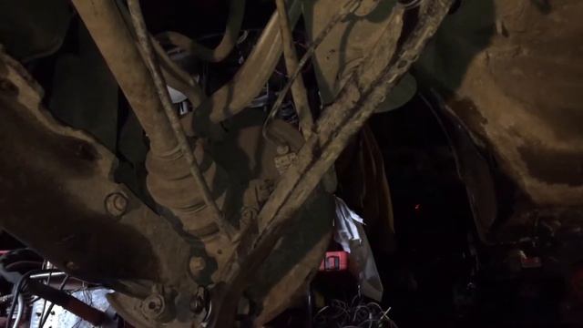 Замена задних нижних рычагов, ремня, а также обгонной муфты генератора на Mercedes-Benz W220 S320cd смотреть онлайн