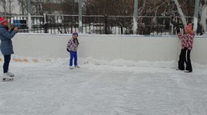 Венерочка впервые катается на коньках