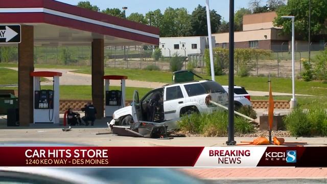 Driver crashes through Git N Go sign in Des Moines смотреть онлайн