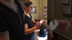 Приклеивание наклейки на колпак лодочного мотора колпакиспб