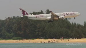 Эйрбас А330 авиакомпании Qatar Airways приземляется в аэропорту Пхукета.