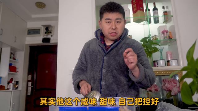 【超小厨】180买10斤鸡脚做柠檬风爪！一人再配一碗酸菜小面，酸辣过瘾太解馋了！ смотреть онлайн