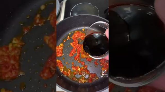 Курица в остро сладком соусе с кунжутом/Chicken in spicy sweet and sour sauce with sesame seeds