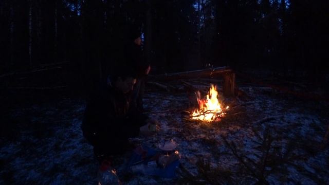 ГОТОВИМ И ПОЕМ ПЕСНИ ПОД ГИТАРУ В ЗИМНЕМ, НОЧНОМ ЛЕСУ! смотреть онлайн
