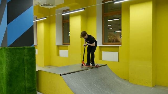 Трюки на самокате в крытом скейт парке BunnyHop #крытыйскейтпарк  #трюкинасамокате