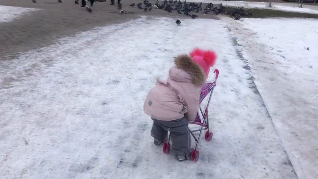 Ариша гуляет с коляской. Детская коляска в деле #детскаяколяска #ребенок #игра #наулице