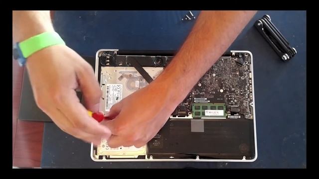 Εγκατάσταση SSD σε MacBook Pro 2011 - Greek Mac Tutorials смотреть онлайн