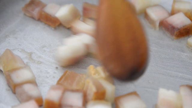 ЖАРЕНАЯ КАРТОШКА НА САЛЕ С ЛУКОМ ПРИГОТОВЛЕННАЯ НА ФИНСКОЙ СВЕЧЕ / Дмитрий Земцов