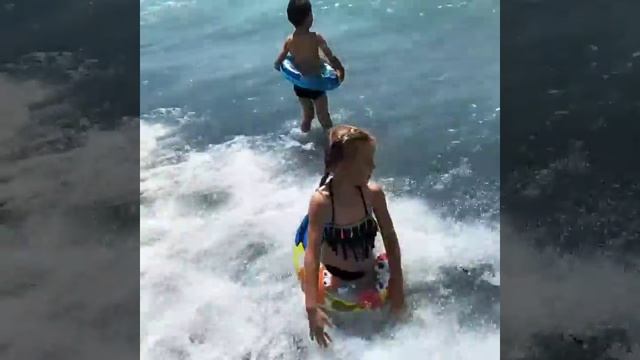 Море Абхазии очень чистое и красивое.