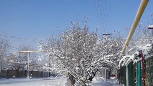Зима в Крыму - снег. А мы пройдём улицами Советская и Октябрьская в посёлке Гвардейское - 19 02 202 смотреть онлайн
