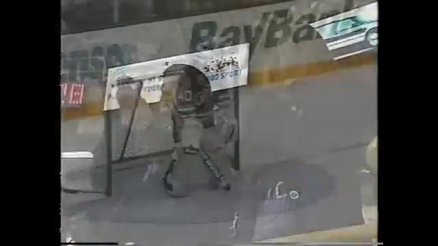 Dmitri Kvartalnov scores for Bruins against Whalers (1992)
