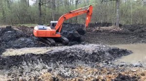 Экскаватор Hitachi роет пруд