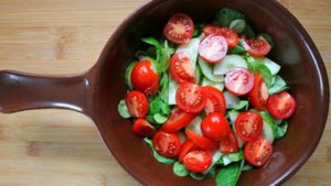 Салат с жареной куриной грудкой и овощами