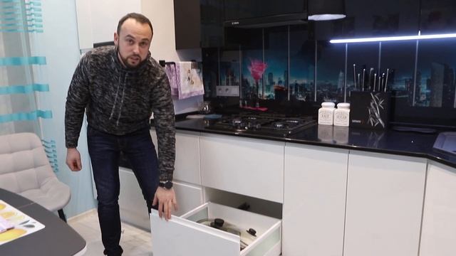 Отзыв о кухне с фасадами в краске. Корпус Egger. Столешница - искусственный камень. смотреть онлайн