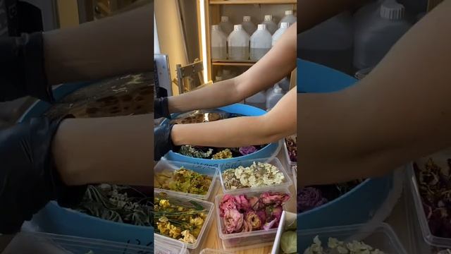 Процесс создания столика из дерева и эпоксидной смолы #ручнаяработаназаказ #эпоксиднаясмола смотреть онлайн