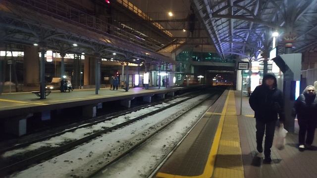 Электропоезд ЭС2Г-056 "Ласточка" на станции МЦК Окружная (Вечерний декабрьский день) смотреть онлайн