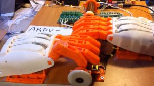 Робот с 3D-печатными руками e-NABLE играет на волынке