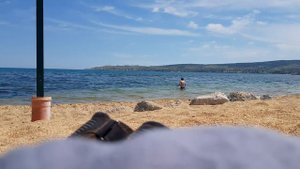 Температура воды у берегов Феодосии 15 градусов - купаться можно.