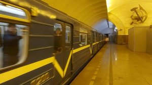 Прибытие метропоезда на станцию Проспект Большевиков, Санкт-Петербург