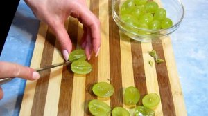 Теплый салат из куриной печени, винограда и груши