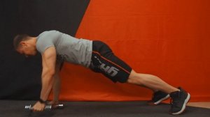 Планка с подъемом гантелей вдоль корпуса