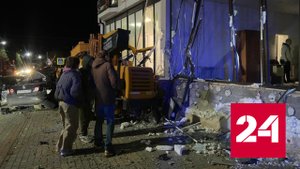 Момент массового ДТП, устроенного автокраном в Геленджике, попал на камеру - Россия 24