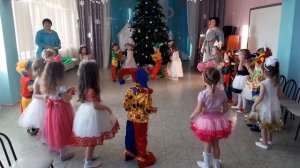 Новогодний вход "Мы идем по кругу" (средняя группа)