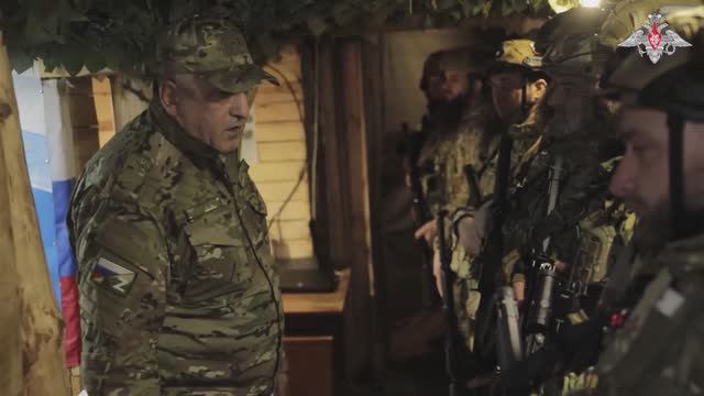 Заместитель командующего Ленинградским военным округом вручил награды военнослужащим.