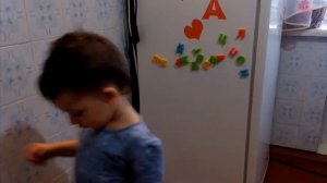 Учим алфавит с магнитными буквами.