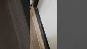 спрятать провод под наличник, спрятать провод в плинтус