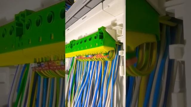 ??Красивое подключение PE-проводников в электрощите #электрик #электрощит #электромонтаж #сборкащит смотреть онлайн