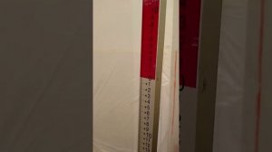 Проверка уровня установки реперных маяков по всей квартире.