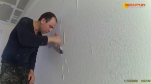 Один из способов убрать пузыри на обоях