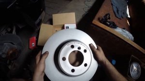 Замена передних тормозных дисков и колодок BMW E65 M57N2