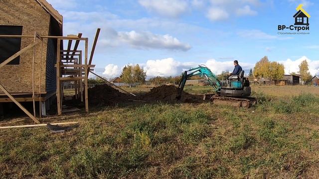 Строительство каркасного дома - День 12 "Обшиваем стены и копаем траншею под воду" смотреть онлайн