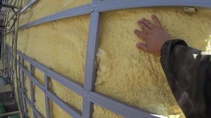 Профиля под профлист на фасаде дома. ППУ с открытой ячейкой боится воды и мышей.