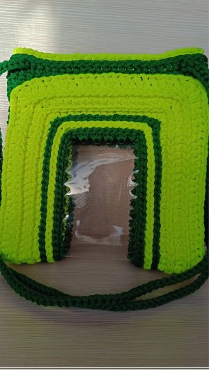 Сумочка из полимерного шнура и пластиковой бутылки