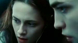 Эдвард спасает Беллу от машины