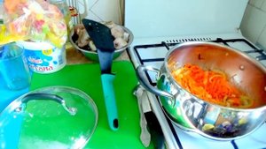 Минтай, тушёный с овощами легко и просто.