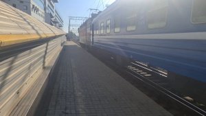 Отправление пассажирского поезда международных линий №066(Минск-Мурманск) под тягой ЧС4Т-603.