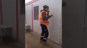 Казах танцует на стройке