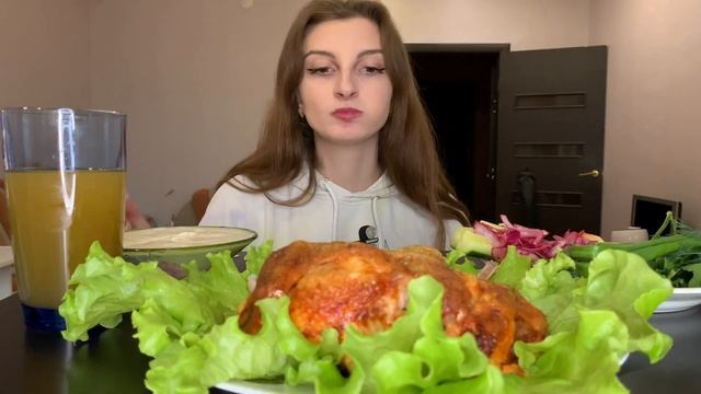 БЕЗУМНО ВКУСНЫЙ ЦЫПЛЁНОК ТАБАКА / Маринованный лук, свежая зелень, чесночный соус / МУКБАНГ смотреть онлайн