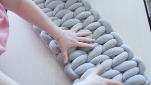 Бортик коса. Новое плетение бортика косы  для детской кроватки.